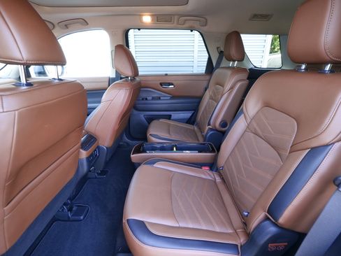Certified 2024 Nissan Pathfinder Platinum AWD/4WD image 16