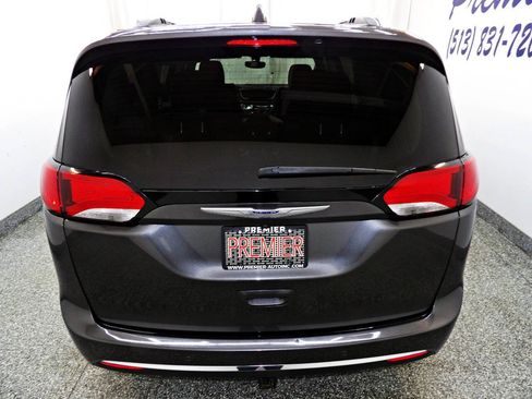 Used 2019 Chrysler Pacifica Touring-L FWD image 5