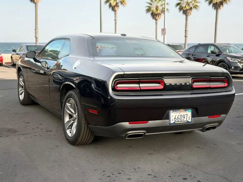 Used 2017 Dodge Challenger SXT image 7