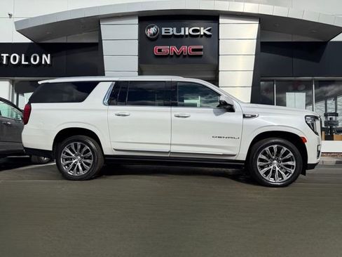 Used 2021 GMC Yukon XL Denali image 1