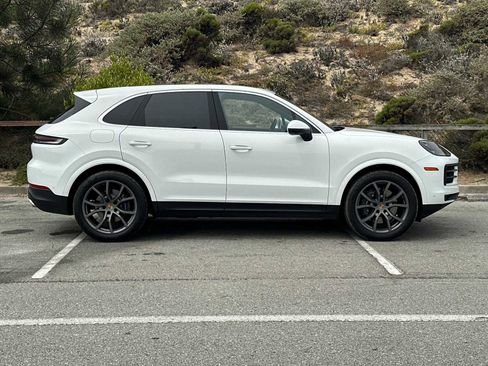 Used 2025 Porsche Cayenne image 9