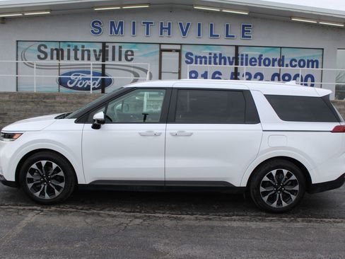 Used 2024 Kia Carnival EX image 4