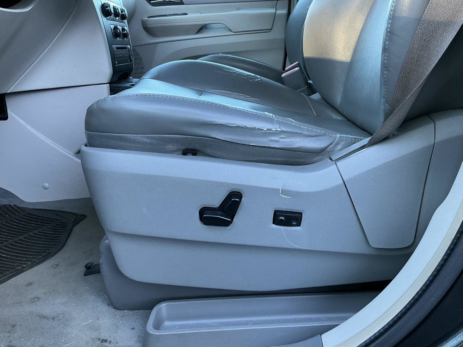 Used 2011 Volkswagen Routan SE FWD image 14