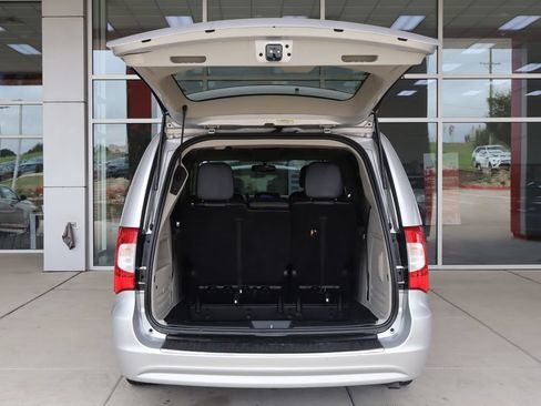 Used 2012 Chrysler Town & Country Touring w/ Entertainment Group #1 FWD image 8