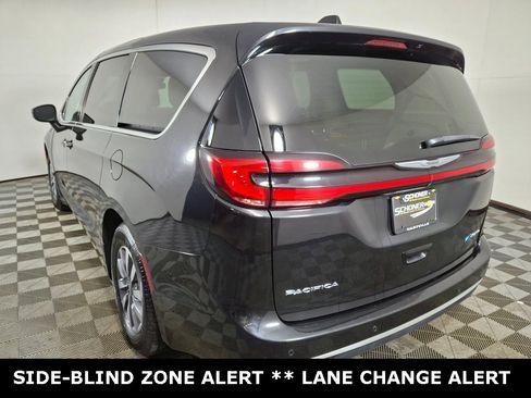 Used 2023 Chrysler Pacifica Touring-L image 3