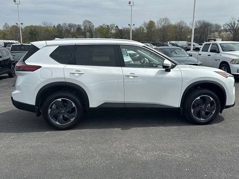 Used 2024 Nissan Rogue SV w/ SV Premium Package image 9