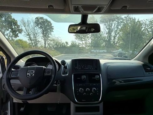 Used 2020 Dodge Grand Caravan SE FWD image 16