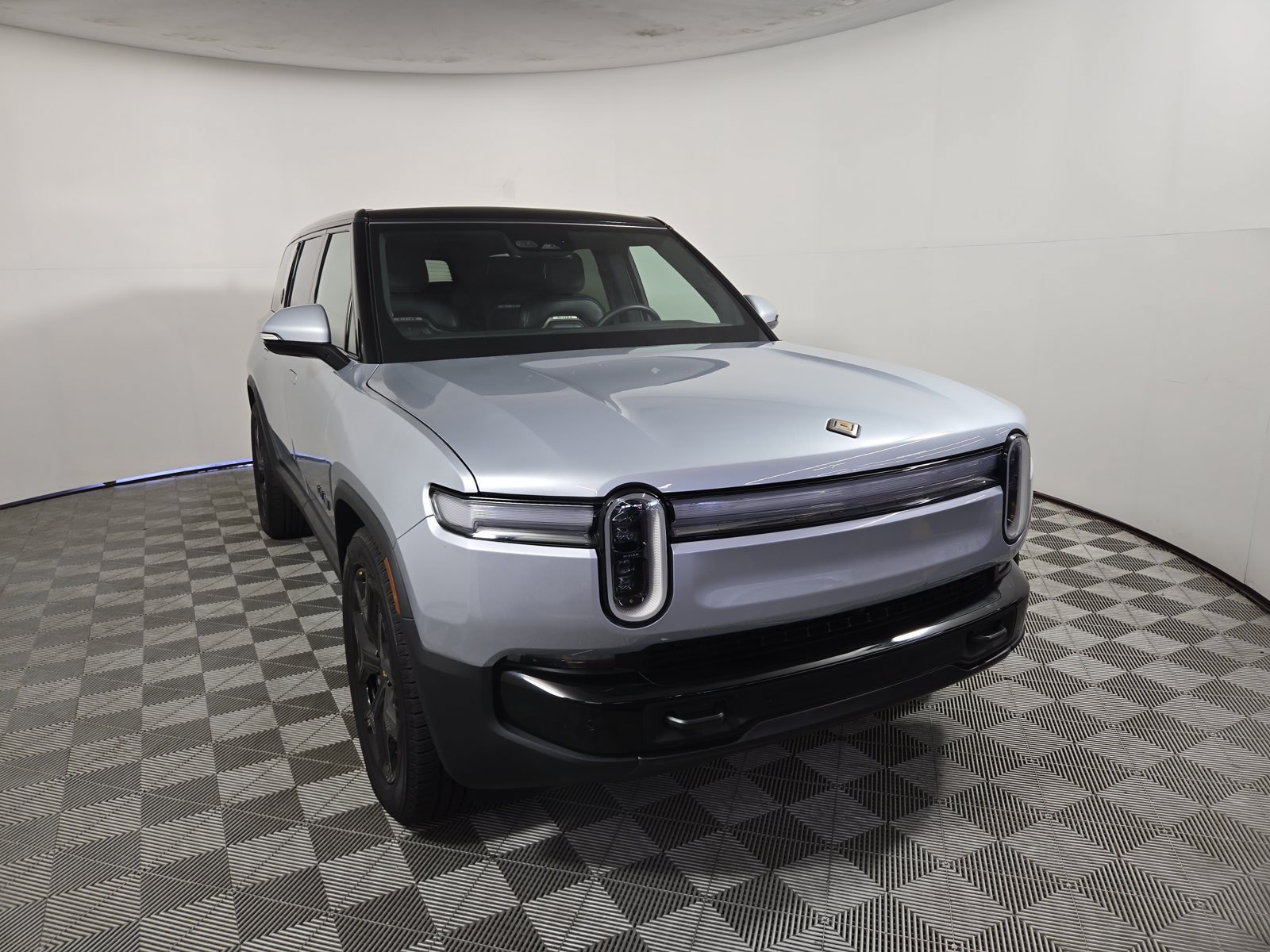 Used 2025 Rivian R1S Adventure Dual AWD/4WD image 7