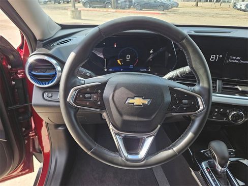 Used 2025 Chevrolet Trax LT w/ LT Convenience Package image 17