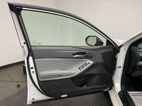 Used 2019 Toyota Avalon Limited w/ All Weather Liner Package FWD image 9