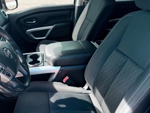 Used 2018 Nissan Titan SV w/ SV Convenience Package image 16