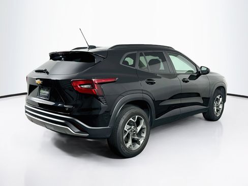Used 2025 Chevrolet Trax LT w/ LT Convenience Package FWD image 9