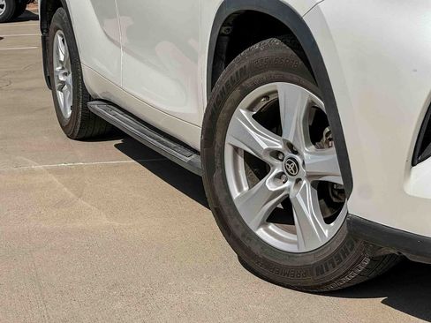 Used 2020 Toyota Highlander LE image 2