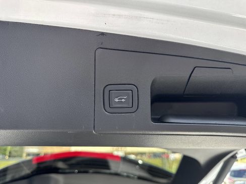 Used 2025 Cadillac XT5 Premium Luxury image 17