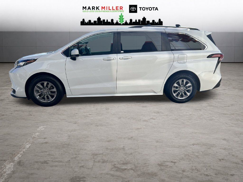 Certified 2022 Toyota Sienna LE FWD image 2