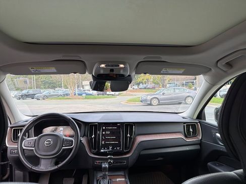 Used 2021 Volvo XC60 T5 Momentum image 11