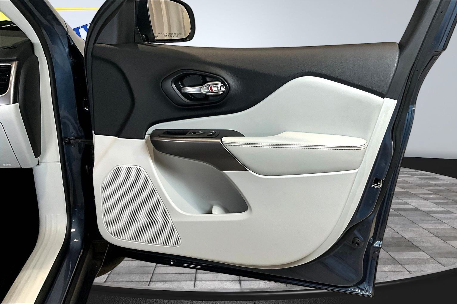 Used 2021 Jeep Cherokee Latitude Lux w/ Comfort/Convenience Group FWD image 28