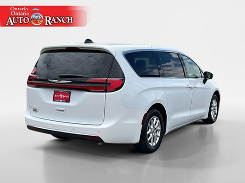 Used 2023 Chrysler Pacifica Touring-L FWD image 5