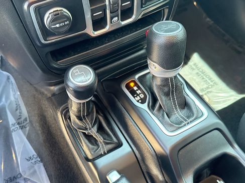 Used 2019 Jeep Wrangler Unlimited Sahara w/ Safety Group AWD/4WD image 19