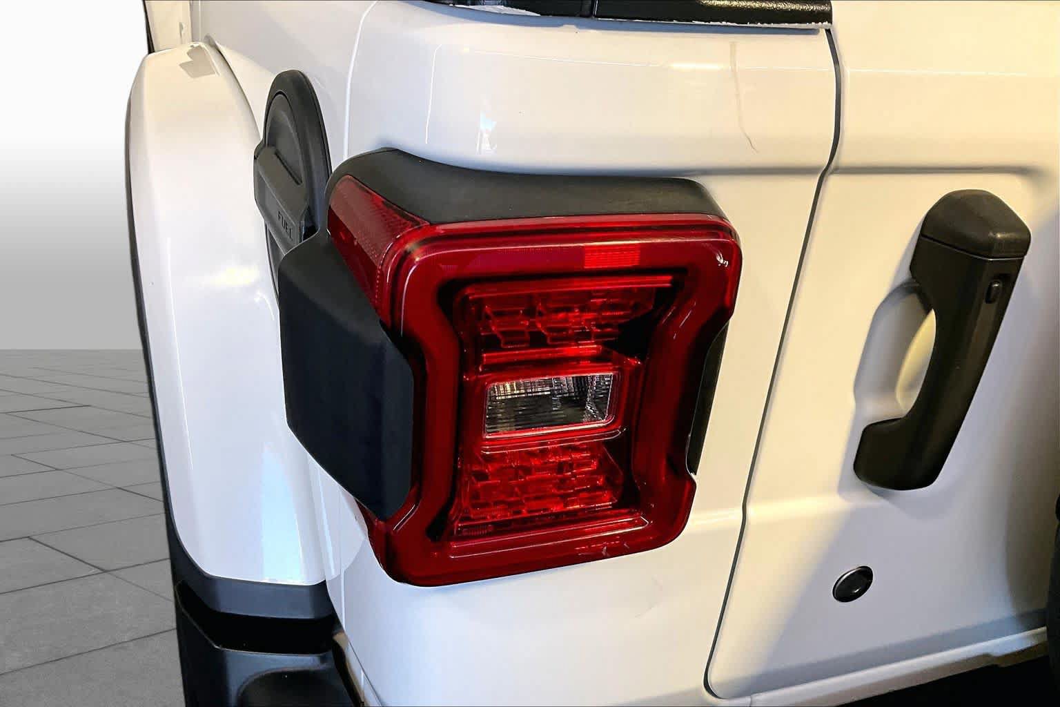 Used 2018 Jeep Wrangler Unlimited Sahara w/ Dual Top Group AWD/4WD image 28