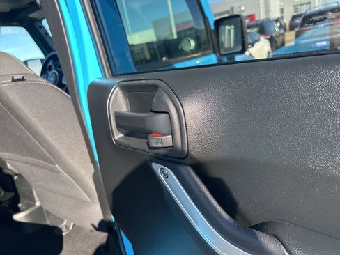Used 2018 Jeep Wrangler Unlimited Rubicon w/ Cold Weather Group AWD/4WD image 34