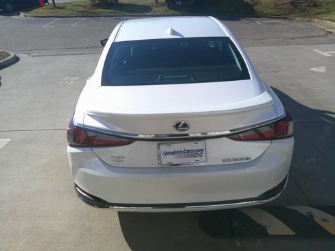 Used 2022 Lexus ES 300h w/ Premium Package image 11