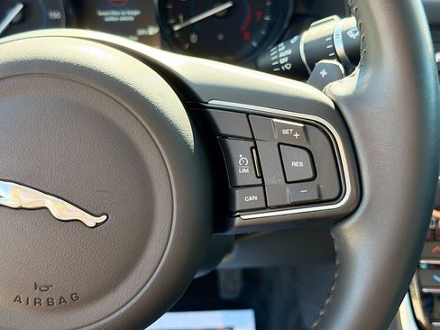 Used 2018 Jaguar XF Premium image 37