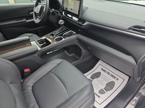 Certified 2025 Toyota Sienna Platinum image 18
