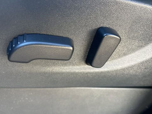 Used 2024 Nissan Frontier SL image 31