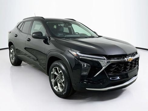 Used 2025 Chevrolet Trax LT w/ LT Convenience Package FWD image 2