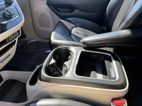 Used 2023 Chrysler Pacifica Touring-L FWD image 24