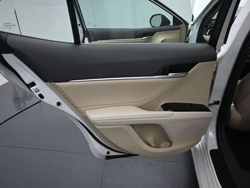 Used 2018 Toyota Camry XLE FWD image 16