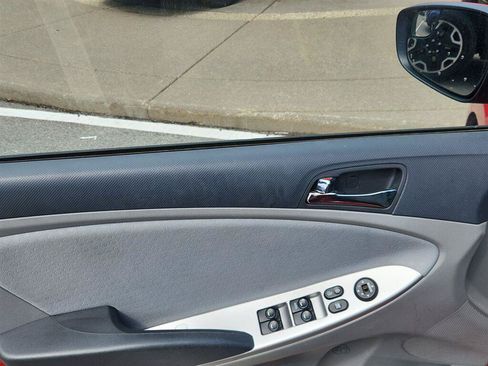 Used 2014 Hyundai Accent SE FWD image 12