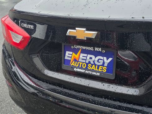 Used 2017 Chevrolet Cruze LT image 14