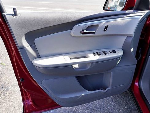 Used 2012 Chevrolet Traverse LT image 25