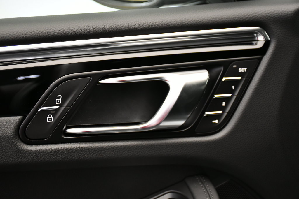 Certified 2026 Porsche Macan Turbo AWD/4WD image 37