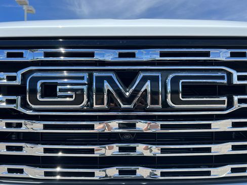 New 2026 GMC Canyon Denali w/ LPO, Black Badging Package AWD/4WD image 13