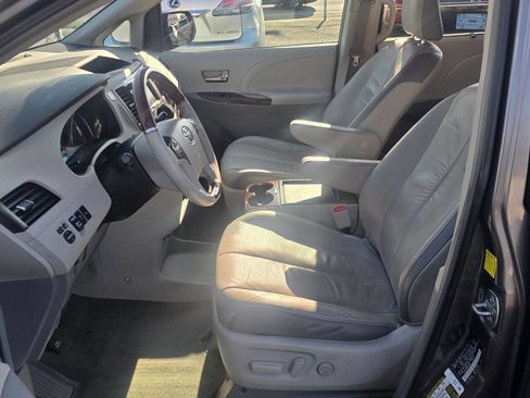 Used 2011 Toyota Sienna Limited w/ Premium Pkg image 8