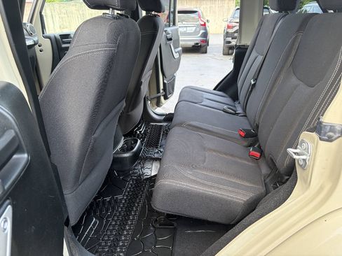 Used 2017 Jeep Wrangler Unlimited Sahara w/ Connectivity Group AWD/4WD image 23