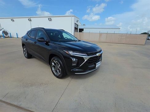 Used 2026 Chevrolet Trax LT FWD image 2