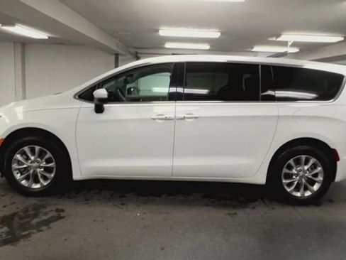 Used 2023 Chrysler Pacifica Touring-L w/ Uconnect Theater Family Group AWD/4WD image 5