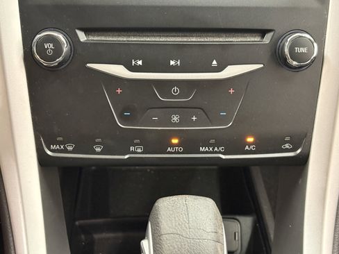 Used 2014 Ford Fusion SE FWD image 16