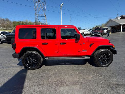 Used 2025 Jeep Wrangler Sahara image 5