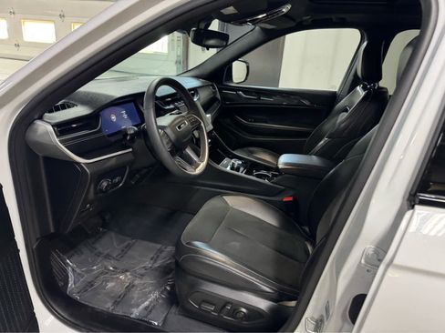 Used 2023 Jeep Grand Cherokee Altitude image 15