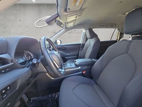 Used 2025 Toyota Highlander LE image 19