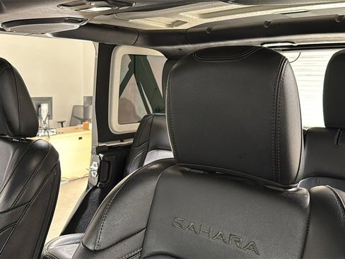 Used 2018 Jeep Wrangler Unlimited Sahara image 13
