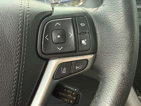 Used 2020 Toyota Sienna XLE w/ XLE Navigation Package FWD image 17