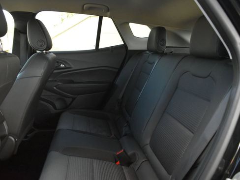 Used 2025 Chevrolet Trax LT w/ LT Convenience Package FWD image 16