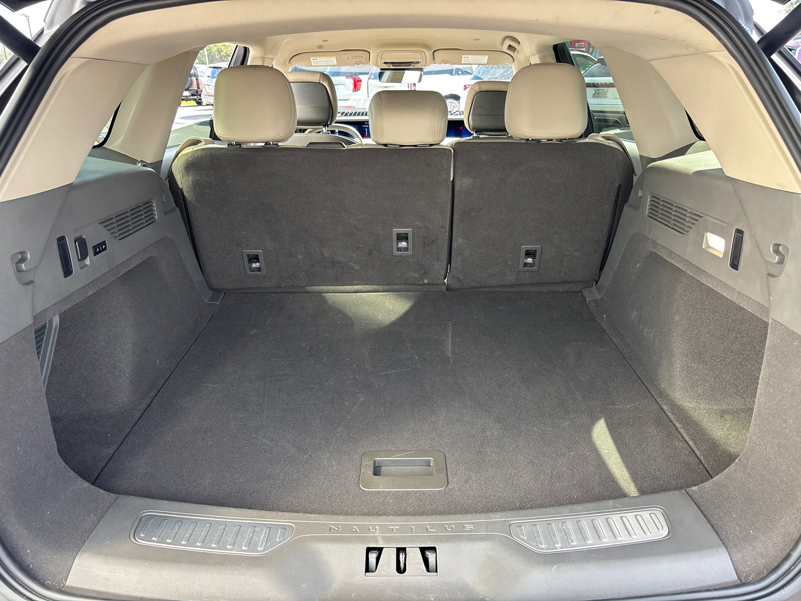 Certified 2025 Lincoln Nautilus Premier AWD/4WD image 9