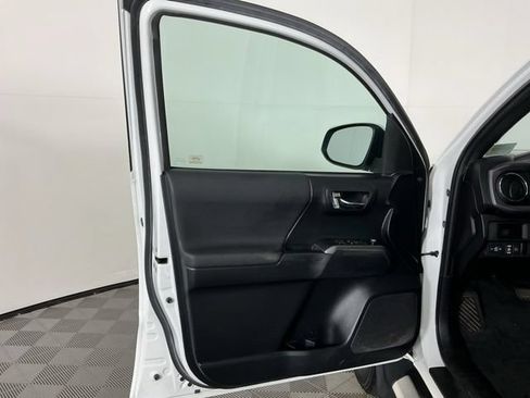 Used 2018 Toyota Tacoma TRD Sport AWD/4WD image 11